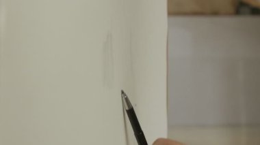 Çizim işlemi: el kalem ve kağıt bir close-up.