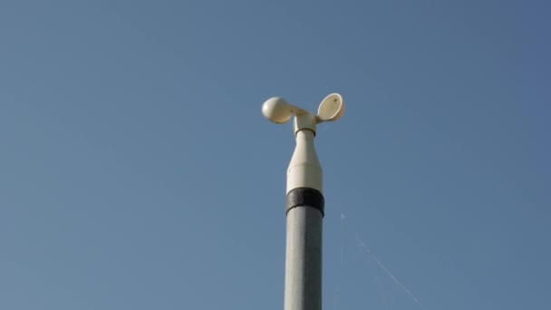 Medidor de velocidad del viento, Medidor del viento fondo del cielo — Vídeo de stock