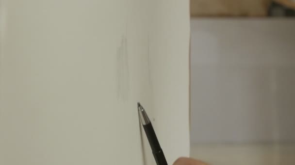 Le processus de dessin : un gros plan du crayon à main et du papier . — Video