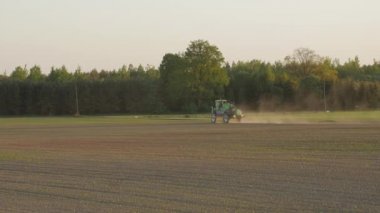 Traktör sprey döllemek tarım alanındaki kimyasallar ile sahada.