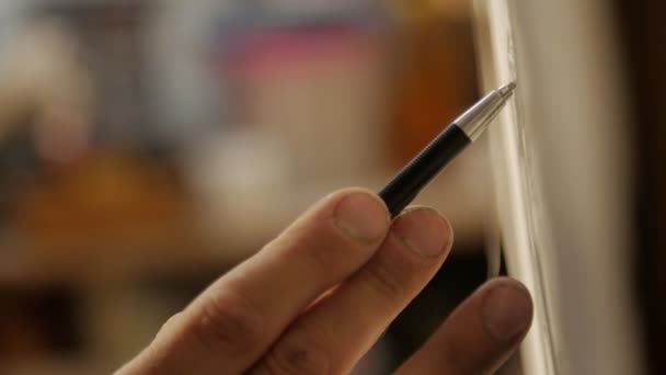 Muž umělec kreslí s grafitovou tužku. — Stock video