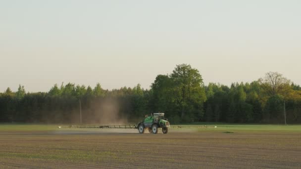 Traktor sprej pole s chemikáliemi pro ochranu rostlin plodin od plevele a škůdců. — Stock video