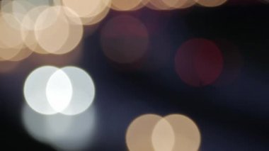 Şehir arka plan bulanıklık. Gece trafik hareketli bokeh daireler.