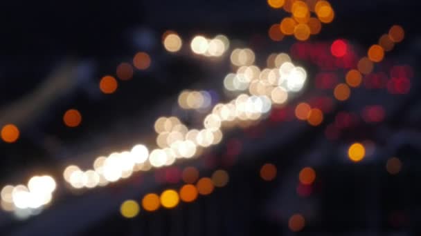 Stadt verschwimmen Hintergrund. Bewegte Bokeh-Kreise im Nachtverkehr. — Stockvideo