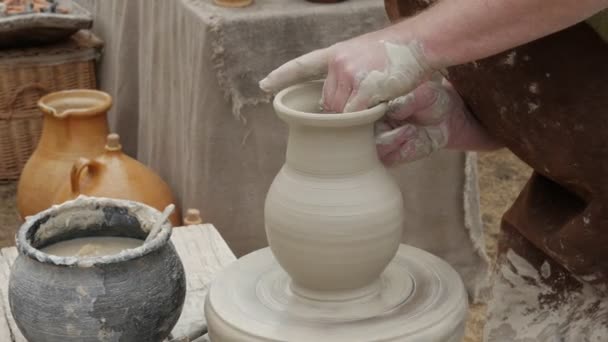 Художник-гончар у своїй майстерні створює керамічну кераміку. Руки крупним планом . — стокове відео
