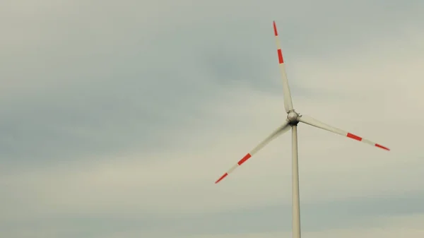 Tarlada rüzgar türbinleri var, bulutlu. Temiz ve Yenilenebilir Enerji, Rüzgar Gücü, Türbin, Yel Değirmeni, Enerji Üretimi