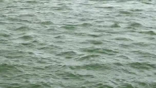 Plan rapproché lac, voir ou la surface de l'eau de l'océan. Surface ondulée .