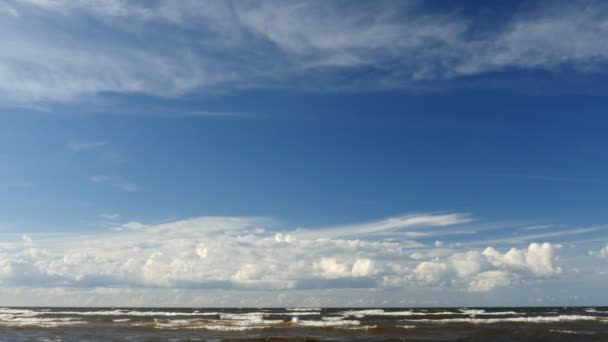 Prachtige zee, wolken en blauwe hemel — Stockvideo