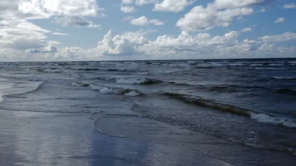 Hermosa vista del mar ondeando en la playa del mar Báltico . — Vídeo de stock