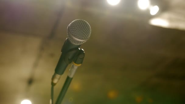 Ein Mikrofon auf dem Stativ auf der Bühne, Nahaufnahme — Stockvideo