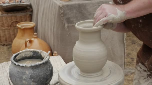 Töpfer in seiner Werkstatt eine Keramikkeramik herstellt. Nahaufnahme der Hände. — Stockvideo