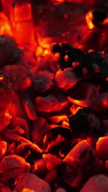 Yanan közler yoğun bir şekilde parlayarak, karmaşık ısı kalıplarını vurgular. Dikey video