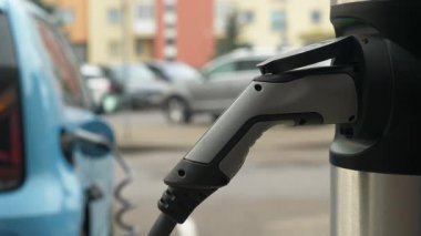 Şık bir istasyonda, modern temiz enerji ve yeniliğin somut örneği olarak elektrikli bir araç şarj ediliyor..