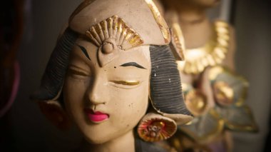 Güzel sanatsal Bali taş heykeli Balili ya da bahçe süsü olarak kullanılan java dansçısı, Cüce Endonezya