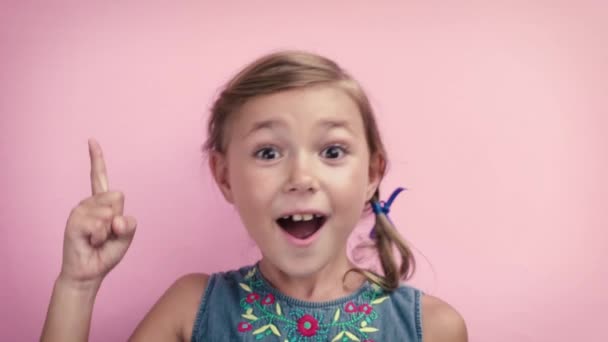 Πορτρέτο Χαρούμενος Χαμογελαστός Χαριτωμένο Κορίτσι Δείχνοντας Δάχτυλο Στην Εύρηκα Πινακίδα — Αρχείο Βίντεο