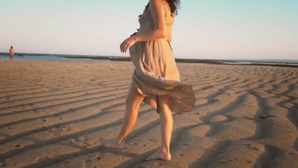 Happy woman in ninth month of pregnancy walking sand beach low tide sunset — Stock Video