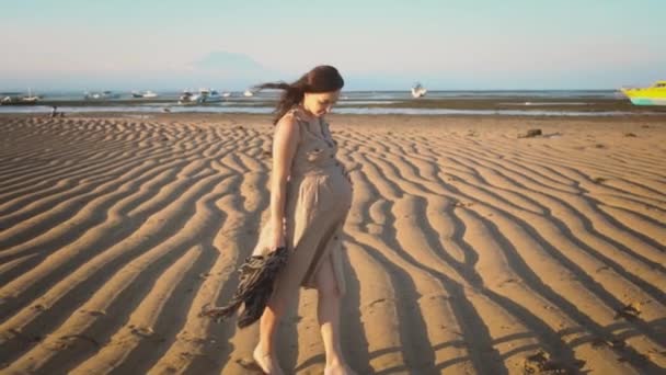 Femme heureuse dans le neuvième mois de grossesse marchant plage de sable à marée basse coucher de soleil — Video