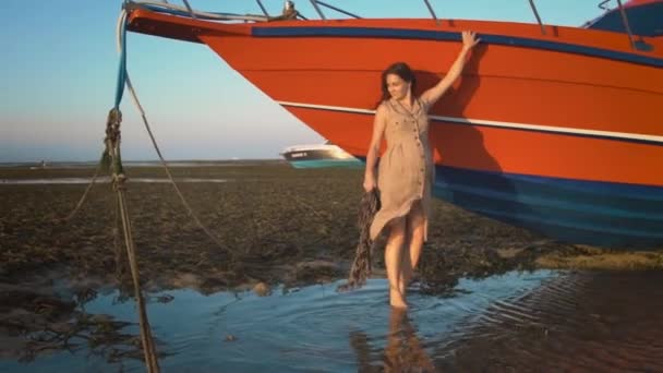 Glückliche Frau im neunten Monat der Schwangerschaft zu Fuß Sandstrand Ebbe Sonnenuntergang — Stockvideo
