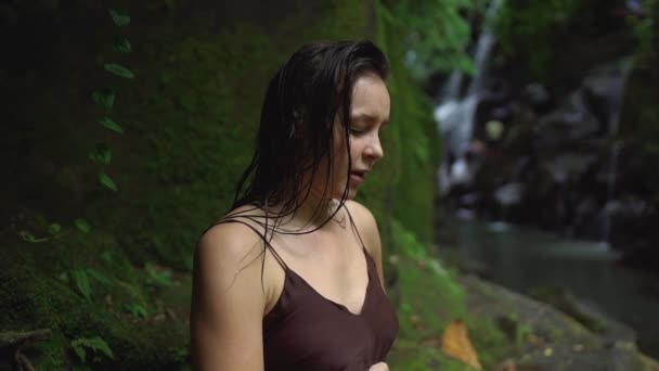 Hermosa mujer embarazada siente dolor contracciones del parto y se concentra en su respiración después de bañarse en el río en la selva tropical. Movimiento lento . — Vídeos de Stock