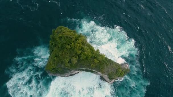 Ojo de pájaro aéreo disparó hermosa pequeña isla tropical cubierta de árboles con arco natural. 4K — Vídeo de stock