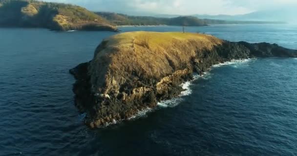 Images aériennes d'une île tropicale unique en beauté comme une forme de poisson baleine géant. 4K — Video