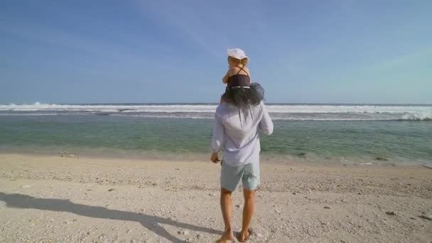 父亲肩上扛着女儿，在沙滩上共度时光 — 图库视频影像