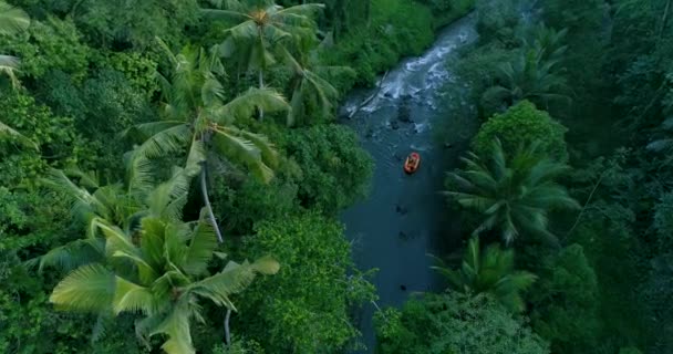 Aerial bird eye shot fiume rafting giungla bianca, attrazione popolare per i turisti a Bali — Video Stock