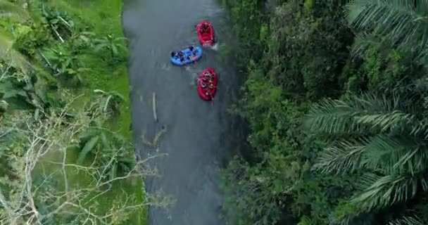 Letecký pohled na tři rafting člun na řece — Stock video