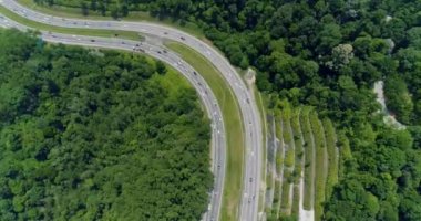 Yeşil orman 4k arasında yaklaşan trafik ile iki karayolu havadan görünümü