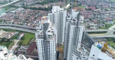 Kuala Lumpur'da yapımı devam eden yeni yüksek katlı konutbinalarının havadan çekilmiş fotoğrafı. 4k