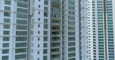 Kuala Lumpur'da yapımı devam eden yeni yüksek katlı konutbinalarının havadan çekilmiş fotoğrafı. 4k