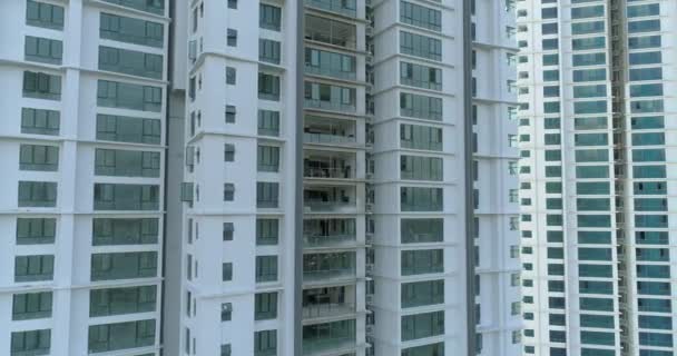 Foto aérea de los nuevos edificios residenciales de gran altura en construcción en Kuala Lumpur. 4K — Vídeo de stock