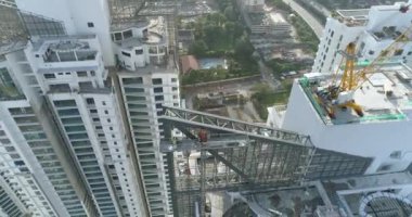 Kuala Lumpur'da yapımı devam eden yeni yüksek katlı konutbinalarının havadan çekilmiş fotoğrafı. 4k