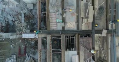 Şantiye 4k de binanın üstünde inşaat işçileri havadan çekim