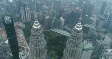 Kuala Lumpur, Malezya - 3 Eylül 2019 : Kuala Lumpur şehir merkezindeki Petronas İkiz Kuleleri'nin havadan kuş gözleri görülüyor. 4k