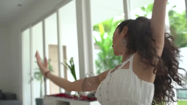 有吸引力的亚洲女孩在白色礼服与长卷曲的黑头发跳舞在精神女性练习 — 图库视频影像