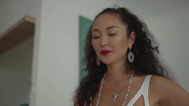 Hermosa chica asiática con los ojos cerrados hace práctica de respiración durante retiro femenino espiritual — Vídeos de Stock