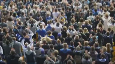 Ellerini heyecanlı kalabalığın, 4 k alkışlar birçok futbol taraftarları