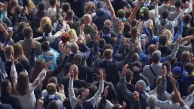 Alkışlar, tanınmaz halde kalabalık, 4 k birçok futbol fanlar