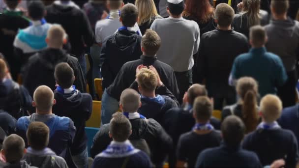 Viele Fußballfans Klatschen Die Hände Aufgeregte Menge Zeitlupe — Stockvideo