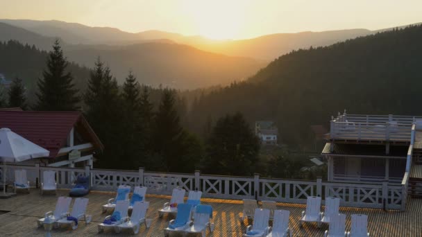 Vista Sul Tramonto Una Terrazza Hotel Montagna Bellissimo Paesaggio Tranquillo — Video Stock