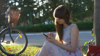 Güzel kadın akıllı telefon ve gülümseyen, iyi anılar fotoğrafları bakarak