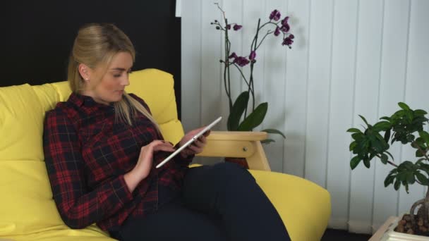 Gülümseyen kadın tablet pc'de mesaj atıp sosyal medyada iletişim kuruyor — Stok video