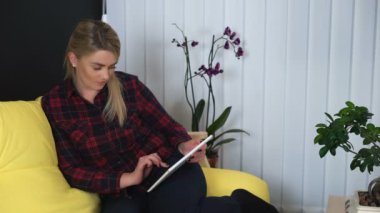 Tablette mesaj atan, gülümseyen, arkadaşlarıyla iletişim kuran güzel sarışın kadın