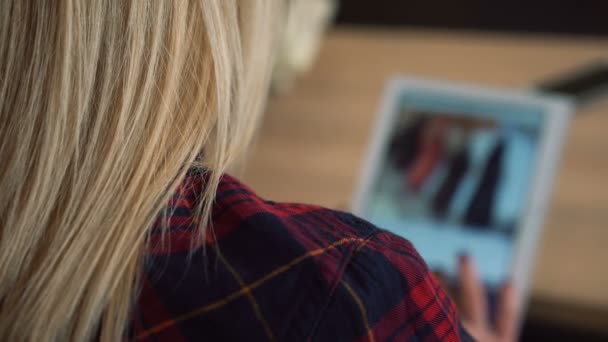 Mídia social, compras online. Jovem mulher rolando páginas da web no tablet pc — Vídeo de Stock