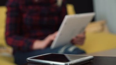 İnsanların hayatında çok fazla alet var. Tablet pc ve akıllı telefon kullanan kadın