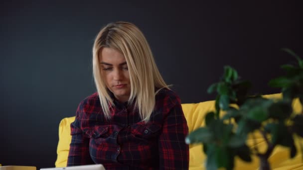 Junge hübsche Frau liest E-Book, surft in sozialen Medien im freien Raum — Stockvideo