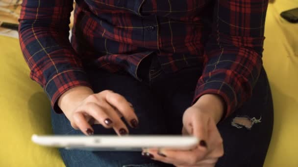 Просмотр женских рук на планшетном компьютере, использование приложений для социальных сетей, вид сверху — стоковое видео