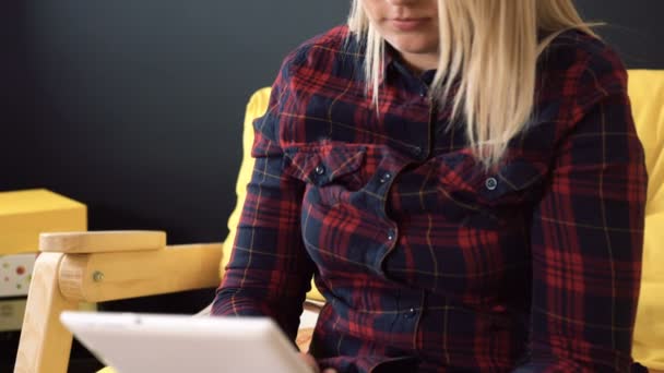 Mladá žena pracující na tabletu PC v otevřeném prostoru, na volné noze v práci, close-up — Stock video
