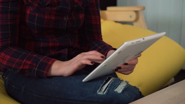 Female hands using tablet pc, close-up. Woman browsing social media, texting — Stock Video